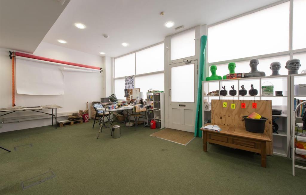 Lot: 63 - VACANT SHOP AND FLAT FOR INVESTMENT - Room